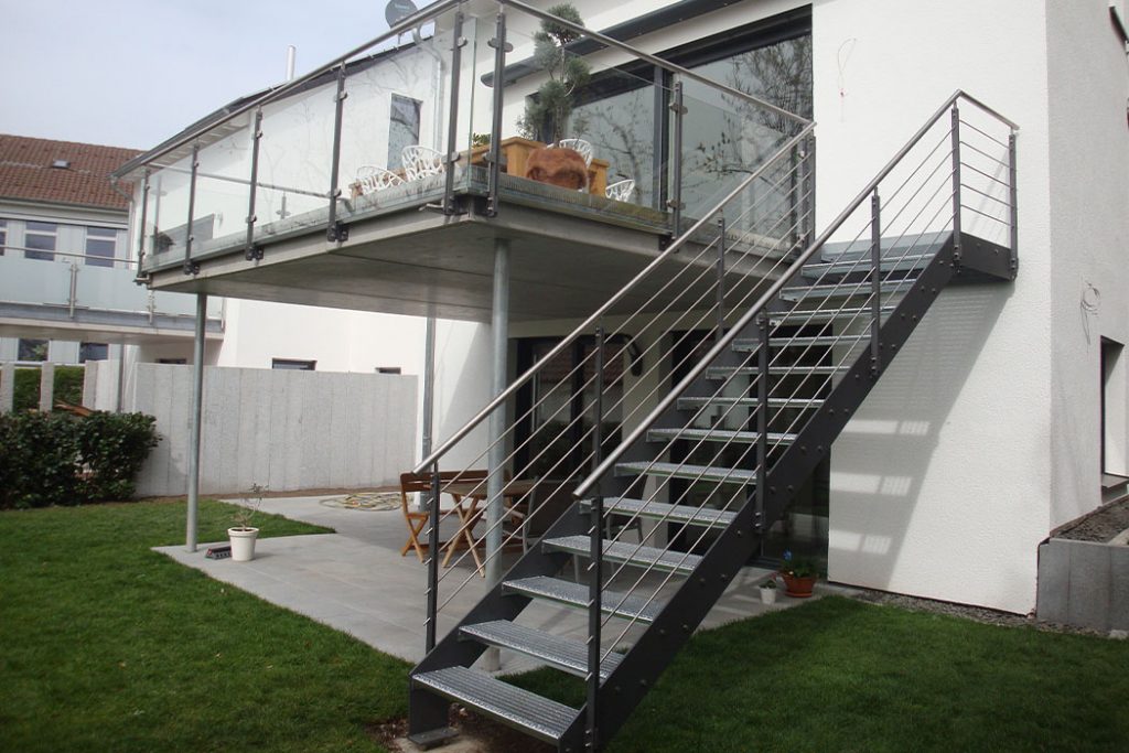 Balkon mit Stahltreppe